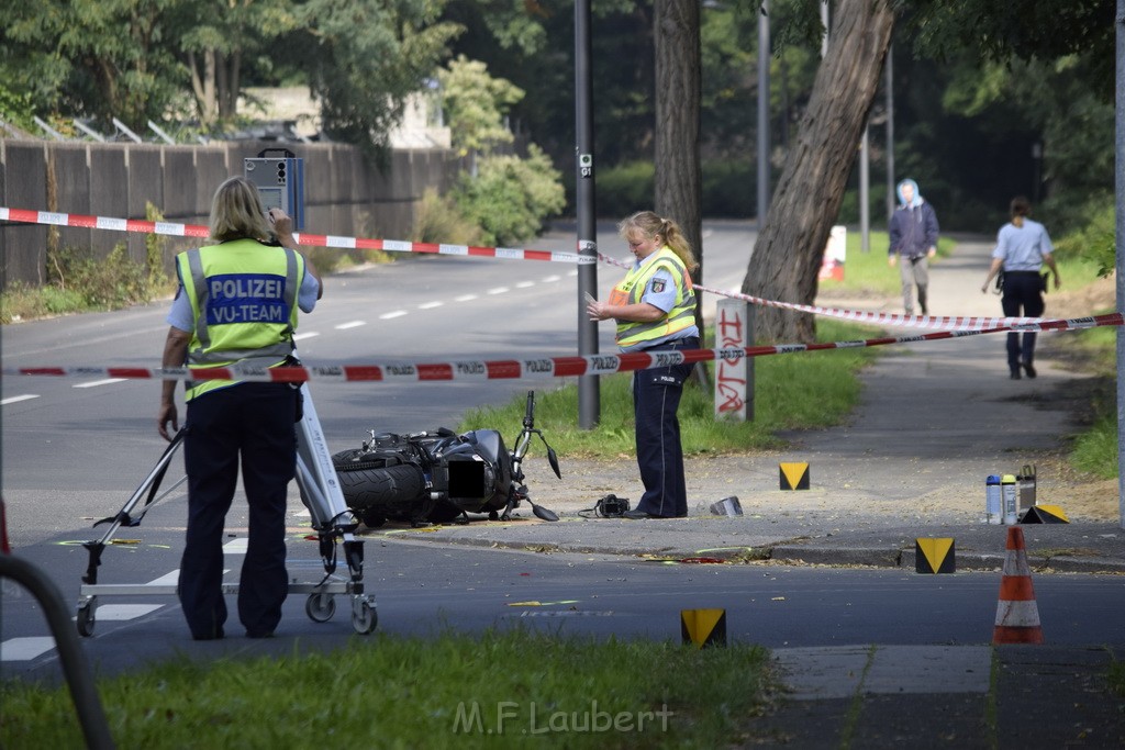 Schwerer Krad PKW Unfall Koeln Muelheim Am Springborn Cottbuserstr P108.JPG - Miklos Laubert